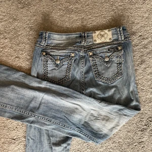 Bootcut miss me jeans  - Storlek 29. Midjemått ca 37cm. Innerbenslängd ca 79cm