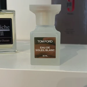 Tom Ford Eau de Soleil Blanc 30ml - Fräsch och lyxig parfym från Tom Ford, Eau de Soleil Blanc, i en stilren frostad vit glasflaska med guldig etikett. Flaskan rymmer 30 ml och har en elegant, modern design som sticker ut på parfymhyllan.