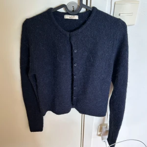 Mörkblå kofta  - Säljer denna mörkblåa kofta från Gina Tricot i storlek XS. Koftan är stickad med rund halsringning och knappar framtill. 