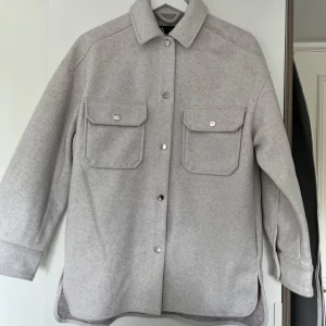 Vårjacka dam - Vårjacka från Zara. Den har en liten fläck (bild 3) som jag inte har fått bort i tvätten. Men inget som syns på längre håll eller när jackan är stängd. Nypris 499
