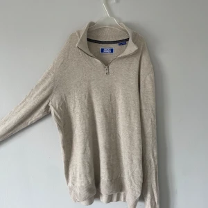 Beige half zip tröja Jack & Jones - Beige långärmad tröja från Jack & Jones med half zip-dragkedja i halsen. 