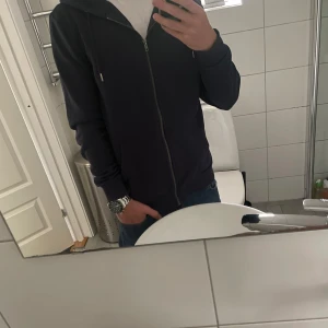 Mörkblå zip hoodie lager 157 - Säljer denna zip hoodien från Lager 157 då den inte kommer till användning längre. Storlek S som passar 175cm perfekt. Cond: 8/10, inga defekter. Säljer den för 129kr.