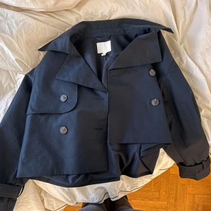  trench coat - Fin marinblå trenchcoat, köptes här på Plick❣️ifrån H&M. 