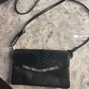 Svart väska  - Använd fåtal gånger, bra skick. Vet ej vart den är ifrån 