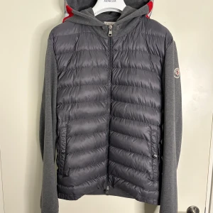 Moncler Cardigan - Moncler Cardigan Luva i storlek M, fint skick med muddarna minimalt slitna.