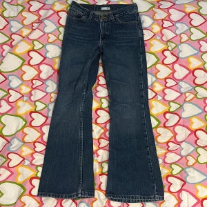 Blå bootcut jeans från Dubster - Snygga blå jeans från Dubster med klassisk bootcut-modell. Jeansen har fem fickor, normal passform och är tillverkade i slitstarkt denim. Perfekta för dig som gillar en tidlös look med lite utsvängda ben.