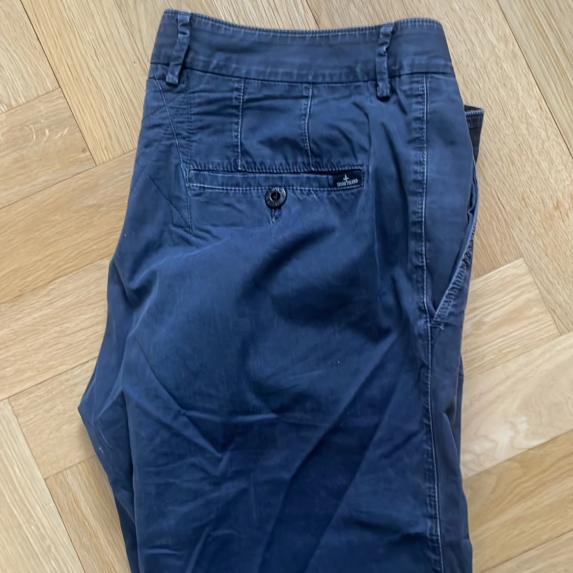 Mörkblå chinos från Stone Island - 2