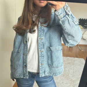 Jeansjacka - Supersnygg jeansjacka i den perfekta modellen!!🙌🏽🩷 Säljer då jag har så många vårjackor o denna då tyvärr ej kommer till användning💃🏽