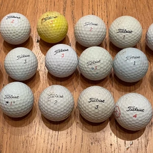 Säljer ett 12 pack titlest bollar  - Det är ett 12 pack med olika typer av titlest bollar 