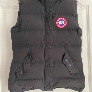 Canada  Goose dunväst - Svart dunväst från Canada Goose, använd men i fint skick. Storlek S