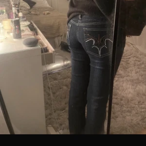 Lågmidjade jeans med detaljer på fickorna  - Lågmidjade mörkblå jeans med detaljer på fickorna!!köpta på second hand , storleken är S/36!! Jag är 169 och dem går hela vägen ner till fötterna på mig 🫶🏼