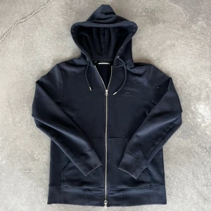 J.Lindeberg hoodie - Tjena! Säljer nu denna J.lindeberg Hoodien, storlek S. Tröjan är i 9/10 skick! Hör av er vid frågor// Hugo