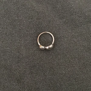 Chunky silverring med två bollar från guldfynd  - Cool och unik silverfärgad ring med två stora, runda bollar på ovansidan. Ringen har en chunky och modern design som sticker ut och passar perfekt för dig som gillar statement-smycken. Perfekt att matcha med andra silversmycken för en trendig look.