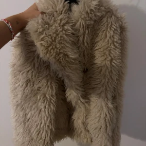 Beige fluffig pälsjacka - Supermjuk  beige pälsjacka från Zalando!! Jckan är lite oversized. En lite finare o mysigare jacka till hösten!😍 inköpt för 600kr därav lite högre pris!