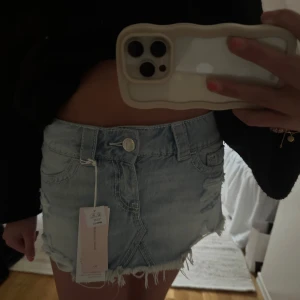 Slutsåld jeanskjol från gina - Säljer denhär jättefina (slutsålda) jeanskjol frång Gina tricot 14 + i storlek xxs men passar även för dig som har xs-s. Kjolen är helt ny med lappen kvar!!❣️