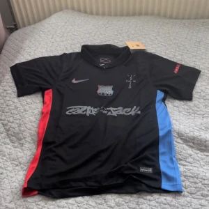 Svart FC Barcelona x Travis Scott fotbollströja  - Barcelona tröja Storlek M