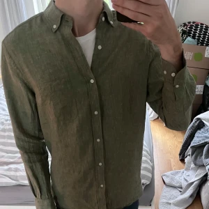 Linneskjorta från Massimo Dutti - Riktigt snygg linneskjorta från Massimo Dutti i 100% linne, perfekt nu till sommaren🤩| Storlek M | Mycket bra skick✅