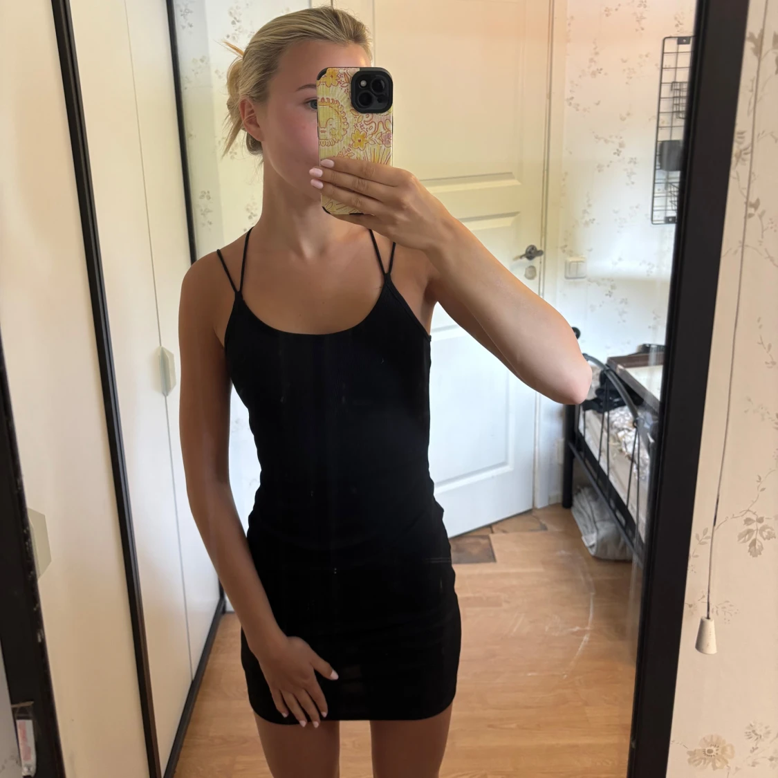 Svart tight kortklänning