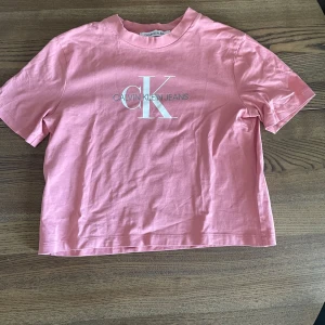Rosa Calvin Klein t-shirt - Snygg rosa t-shirt från Calvin Klein Jeans med klassisk logga framtill. Endast använd ett fåtal tillfällen. 