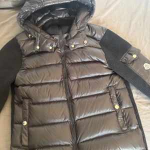 Svart Moncler cardigan  - Snygg svart cardigan från Moncler