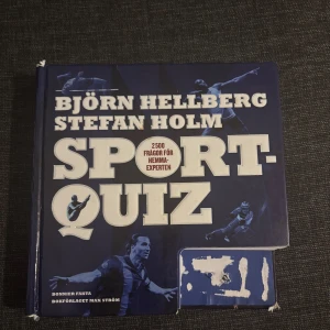 Sport-Quiz: 2500 frågor för hemmaexperten - Utmana dina vänner med 2500 sportfrågor! Perfekt för dig som älskar sport och vill testa dina kunskaper inom allt från simning till fotboll. En rolig och lärorik quizbok som passar både ungdomar och unga vuxna.