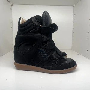 Isabel marant skor - Näst intill oanvända Isabel marant skor i svart. Endast använd någon enstaka gång. Storlek 35 men skulle säga att de kan passa för 36 också framförallt när man gått in dem. Nypris är över 6000kr.  Fler bilder finns och svarar gärna på frågor! 🖤