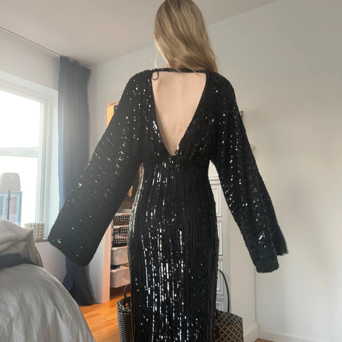 Svart glittrig långklänning med v-ringning - 1