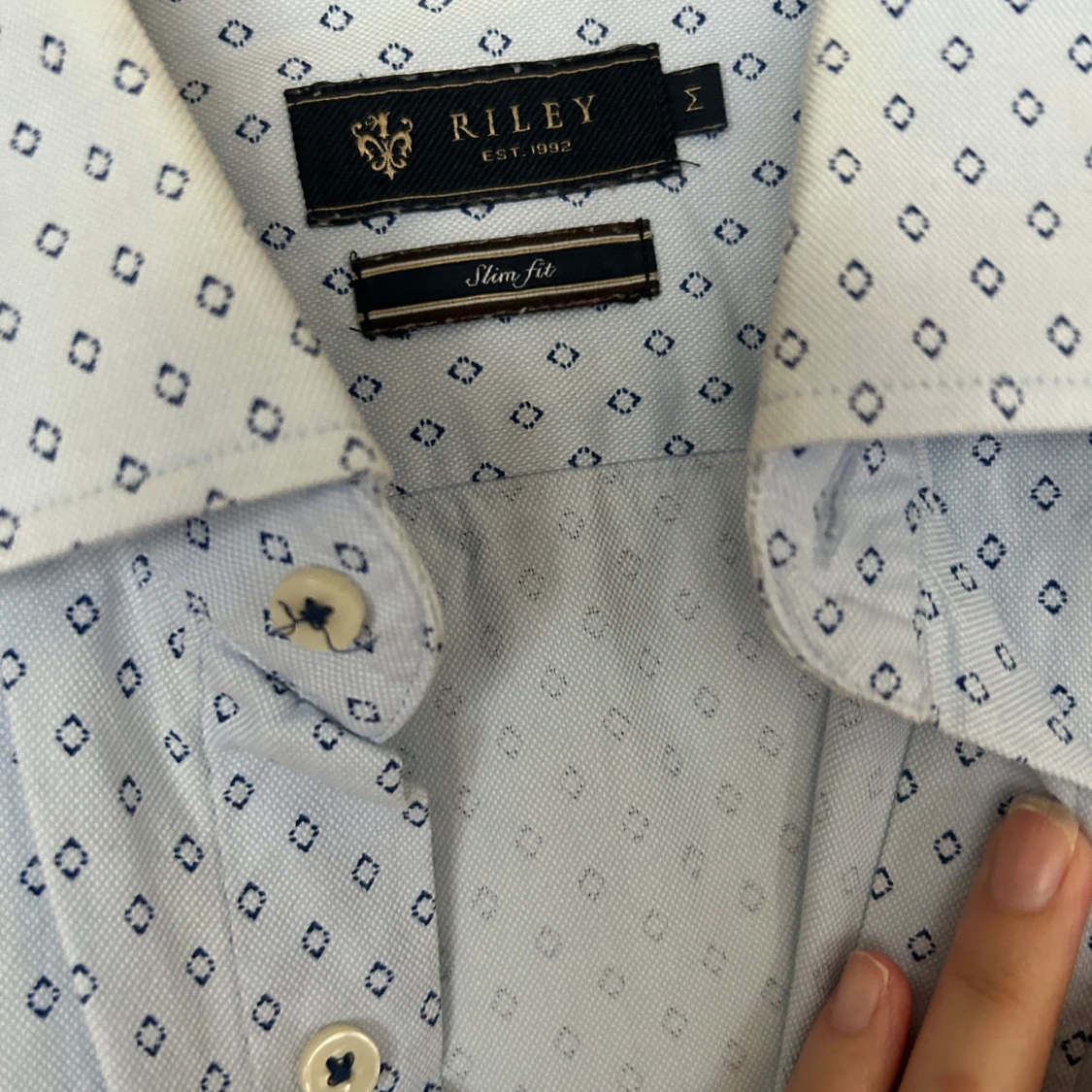 Ljusblå mönstrad skjorta från Riley - 1