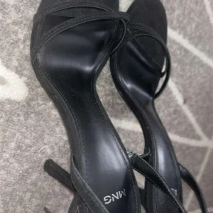 Svarta sandaler med klack - Zalando💕 - säljer ett par söta klackar från Zalando i storlek 38💕 de är i superbra skick , har endast använt en gång!!🤍 de sitter snyggt på & är superfina😊