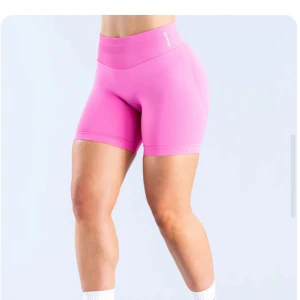 DFYNE impact shorts - Impact short (4*5) i färgen ”blossom”, sååå sköna och man får verkligen fin form i dem💖 säljer då jag har alldeles för många och därför kommer de inte till användning💗 inga defekter och knappt använda men jag kan skicka fler bilder privat😇passar xs-s ❤️ slutsålda 