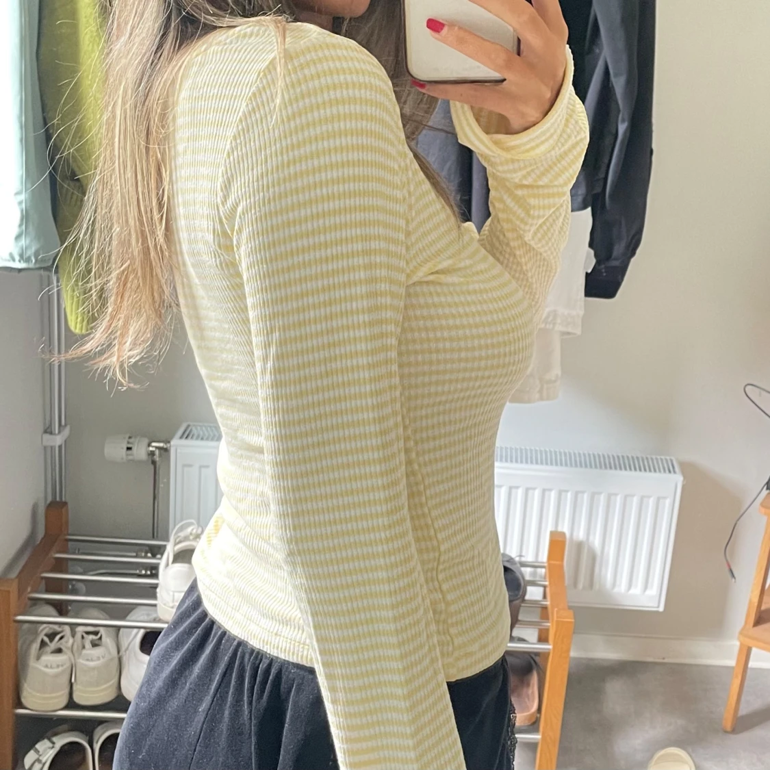 Gul- och vitrandig långärmad tröja - 4