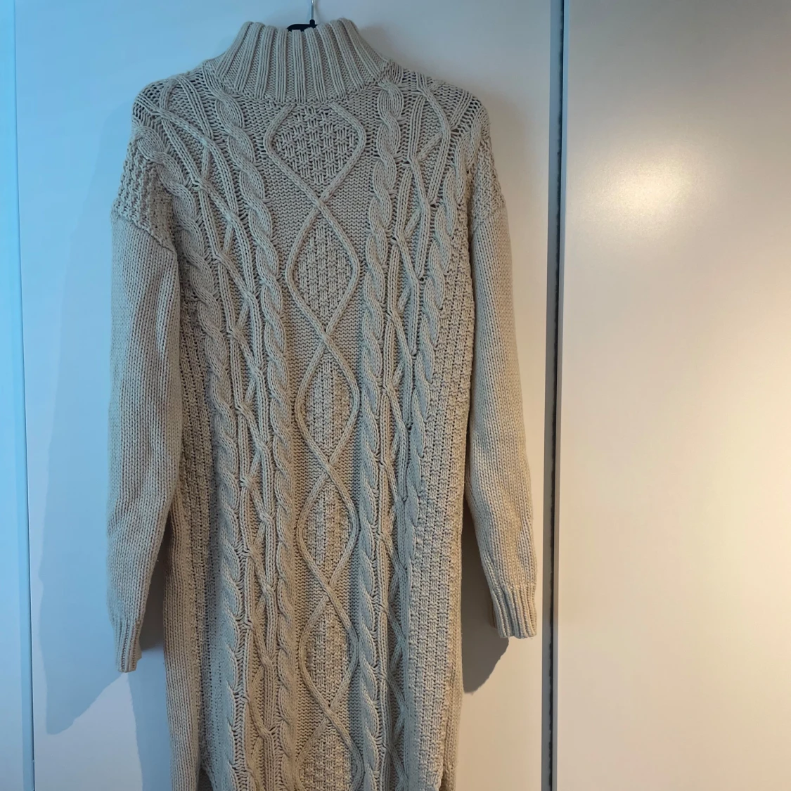 Stickad långklänning i beige - 1