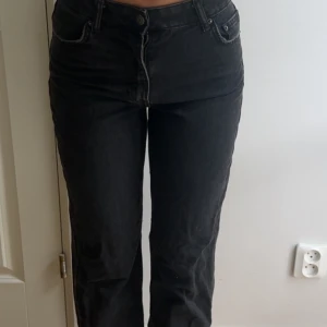 Svarta raka jeans från Bershka  - Strl 36💓💓