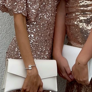 Vit väska - Super fin clutch som du även kan ha som väska. Nypris 399 och slutsåld 