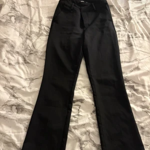 Svarta Vera kostymbyxor från bikbok - Kostymbyxor i modell Vera midwaist från bikbok endast använda ett fåtal gånger.