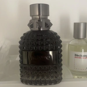 Parfym sample Valentina uomo intense  - Säljer parfym sample 1,2,3,4,5ml av Valentino uomo intense. Hör av dig så kommer vi överens om ett billigt pris. Alla köp för gratis surprise sample!