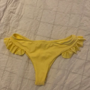 Gul bikini  - Fint gult bikini sett! Oanvänt storlek xs/s! 150kr för hela