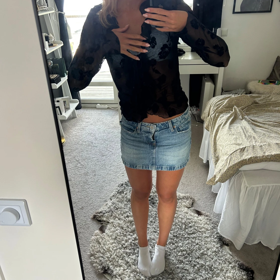 Svart blommig meshblus 