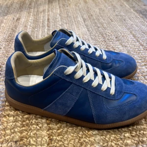 Maison Margiela Gats - Säljer nu mina unika blå Maison Margiela Gats, då jag inte använder dem särskilt mycket längre. Dem är perfekta nu när sommaren är här och dem är verkligen en komplimang-magnet😁.  Det finns inga tecken på användning hursomhelst. OBS: Inget OG tillkommer. Priset är inte hugget i sten! Hör av dig om du har ytterligare frågor🙂