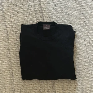 Oscar Jacobson Sweatshirt - Säljer denna sweatshirt från Oscar Jacobson. Färg: Svart | Strolek: S men sitter ganska litet | Mitt pris 329| Har du några frågor eller funderingar hör gärna av dig🙌