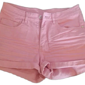 Rosa jeansshorts - Snygga rosa jeansshorts I stl 152 (passar precis mig som bär S, troligen passa xs)          Midjemått: ca 34 cm/34,5 cm.                                         Rakt över/se bild: ca 21 cm