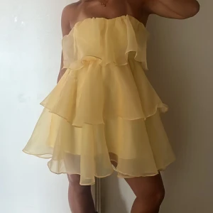 Gul volang klänning  - Gul klänning med volanger 💛💛