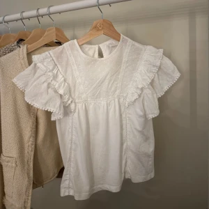 Volang blus - Volang blus från zara som inte går att köpa längre. Den är bra skick❤️