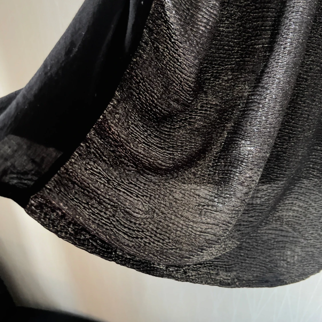 Glittrig svart topp från Lindex - 4