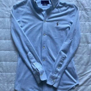 Ralph lauren skjorta - Säljer denna skitfeta Ralph lauren skjortan. | Bra skick, lite missfärgad vid kragen men går säkert att få bort! | Storlek XS. | Tunn och passar till alla årstider. | Släng iväg en signal vid funderingar så svarar jag snabbt! |