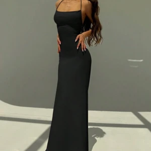 Svart långklänning  - Super fin svart långklänning som är öppen i ryggen. Storlek S, aldrig använd. (Kan tyvärr inte skicka egen bild på den då den inte passa mig). Pris kan diskuteras vid snabb affär🤍