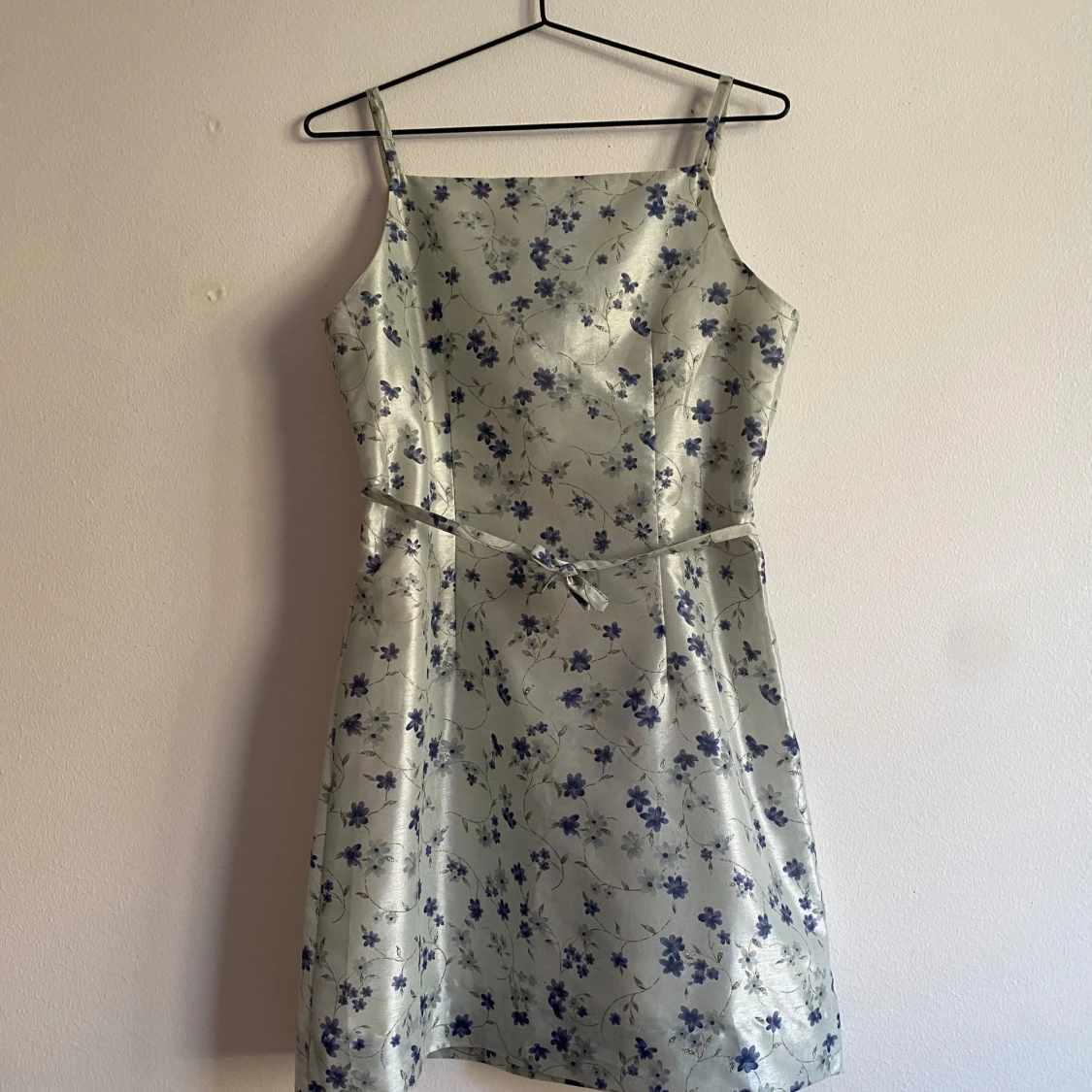 Blommig ljusblå kort klänning med smala axelband