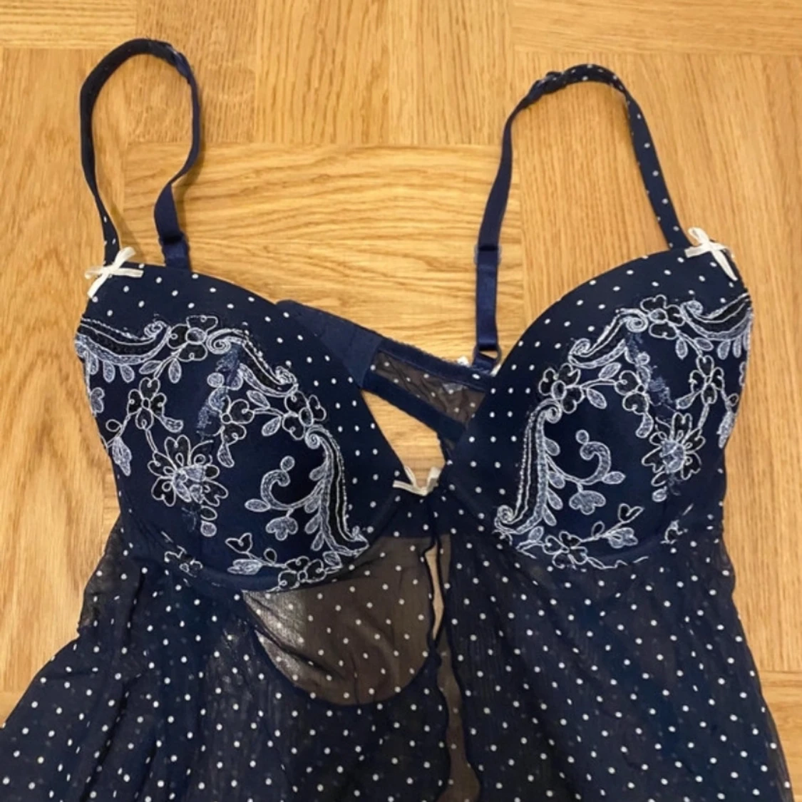 Mörkblå prickig blus med brodyr - 1