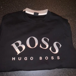 Hugo Boss sweatshirt  - Knappt använd Hugo boss sweatshirt. PM för fler bilder