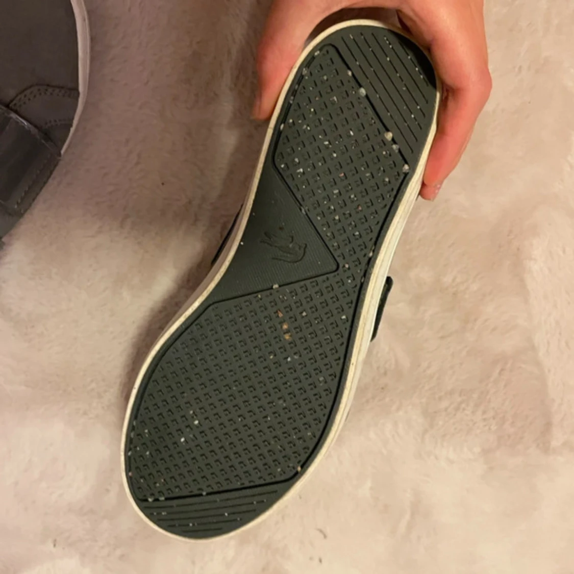 Grå sneakers med kardborre från Lacoste - 2